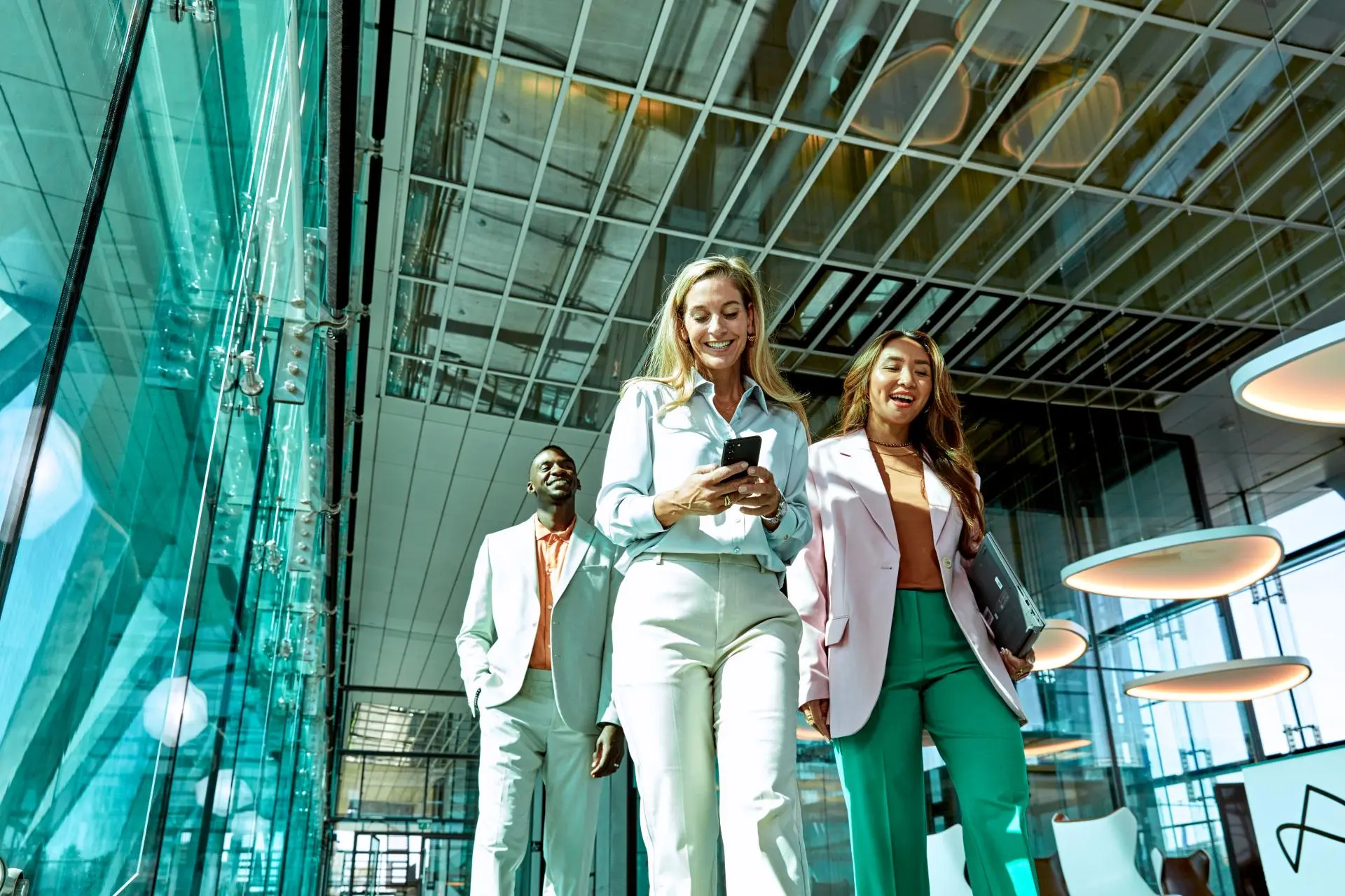 Collega's lopen in een kantoorpand