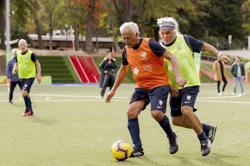 Oudere mensen op het voetbalveld voor de walking football wedstrijd