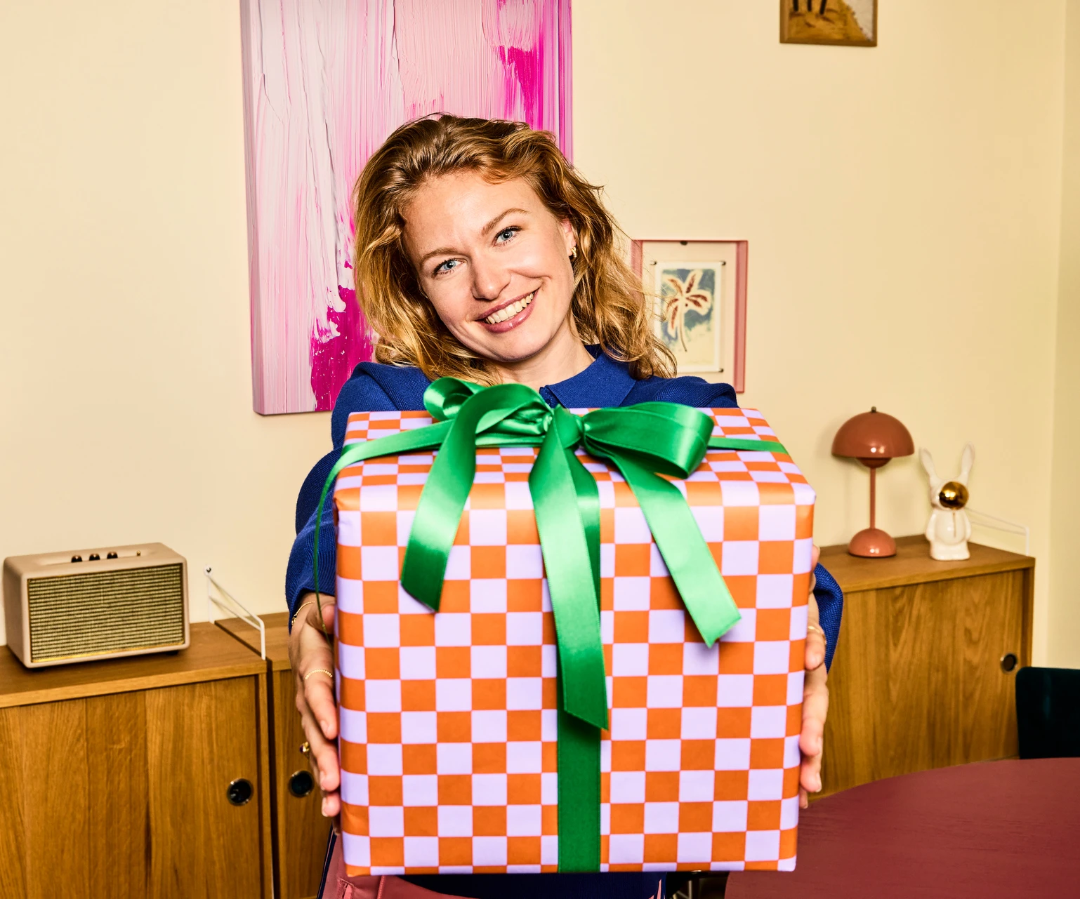 Vrouw die een groot cadeau aan jou geeft