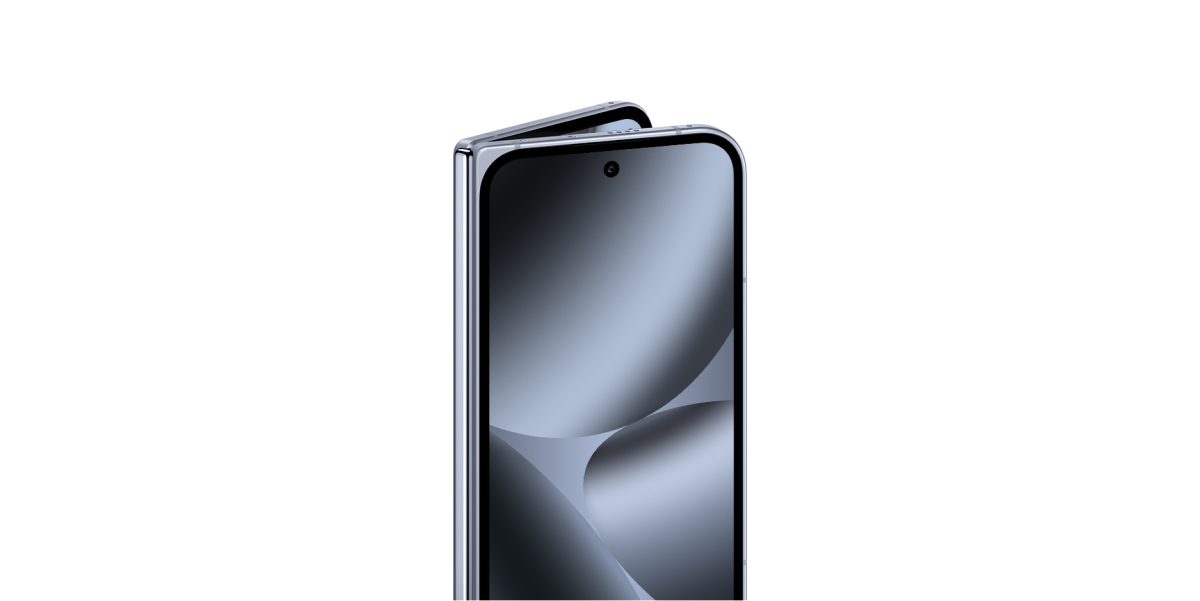 De Google Pixel 10 Pro Fold in de kleur Moonstone is half opengeklapt. Je ziet het coverscherm en de selfiecamera