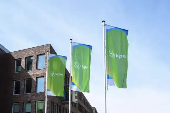 KPN vlaggen wapperen bij een KPN gebouw
