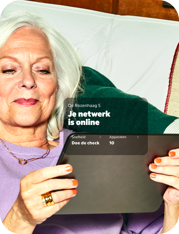 Oudere dame die op een tablet kijkt
