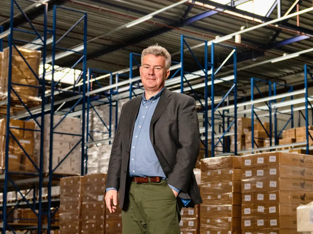 Ondernemer Mathijs staat in loodsomgeving