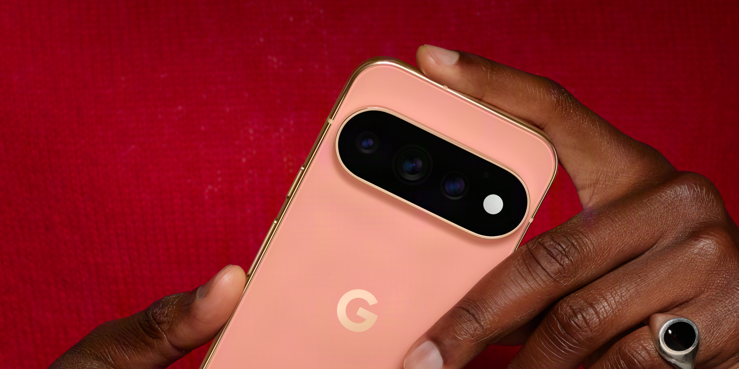 Persoon houdt oranje Google Pixel 11 Pro vast in handen