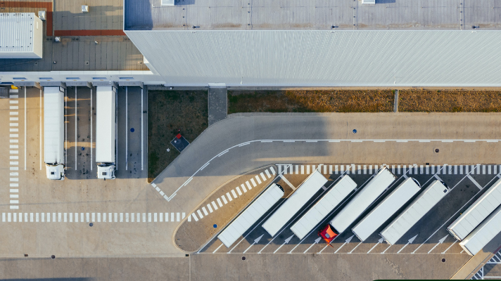 Dronefoto van een weg en vrachtwagens