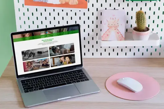 Laptop met een website open op het scherm