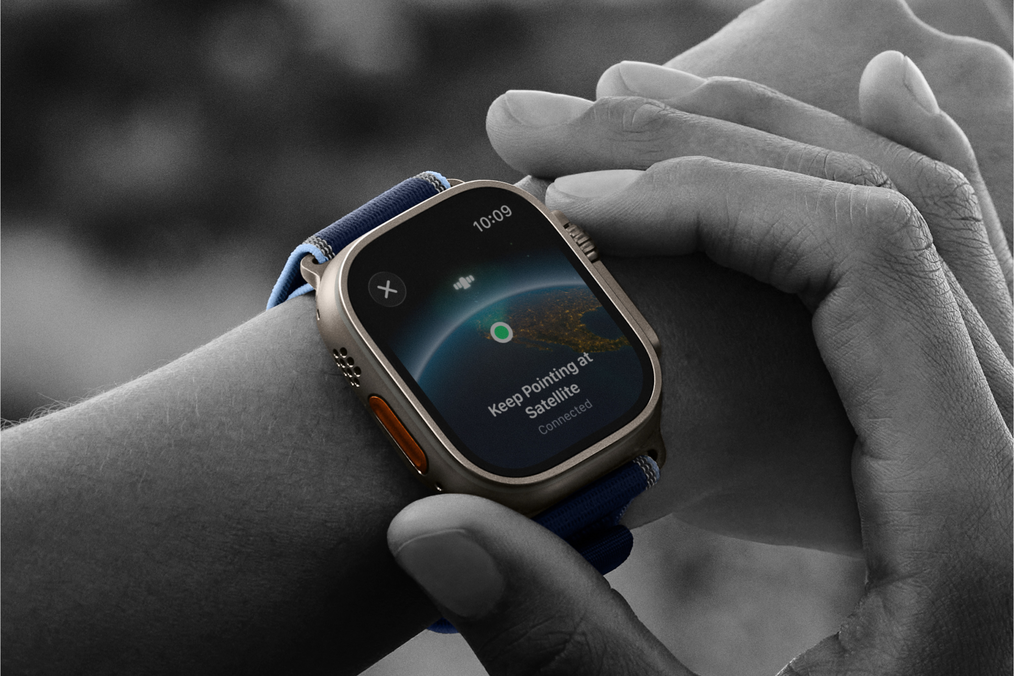 Iemand gebruikt het scherm van een Apple Watch om z'n pols