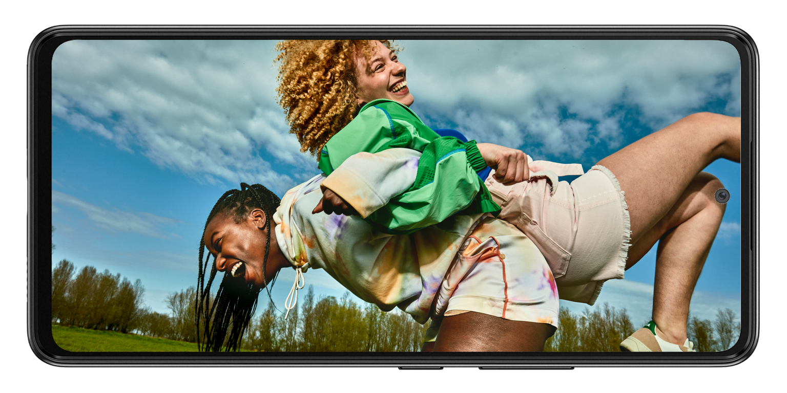 Lachende vrouwen op het scherm van de Galaxy A53 refurbished