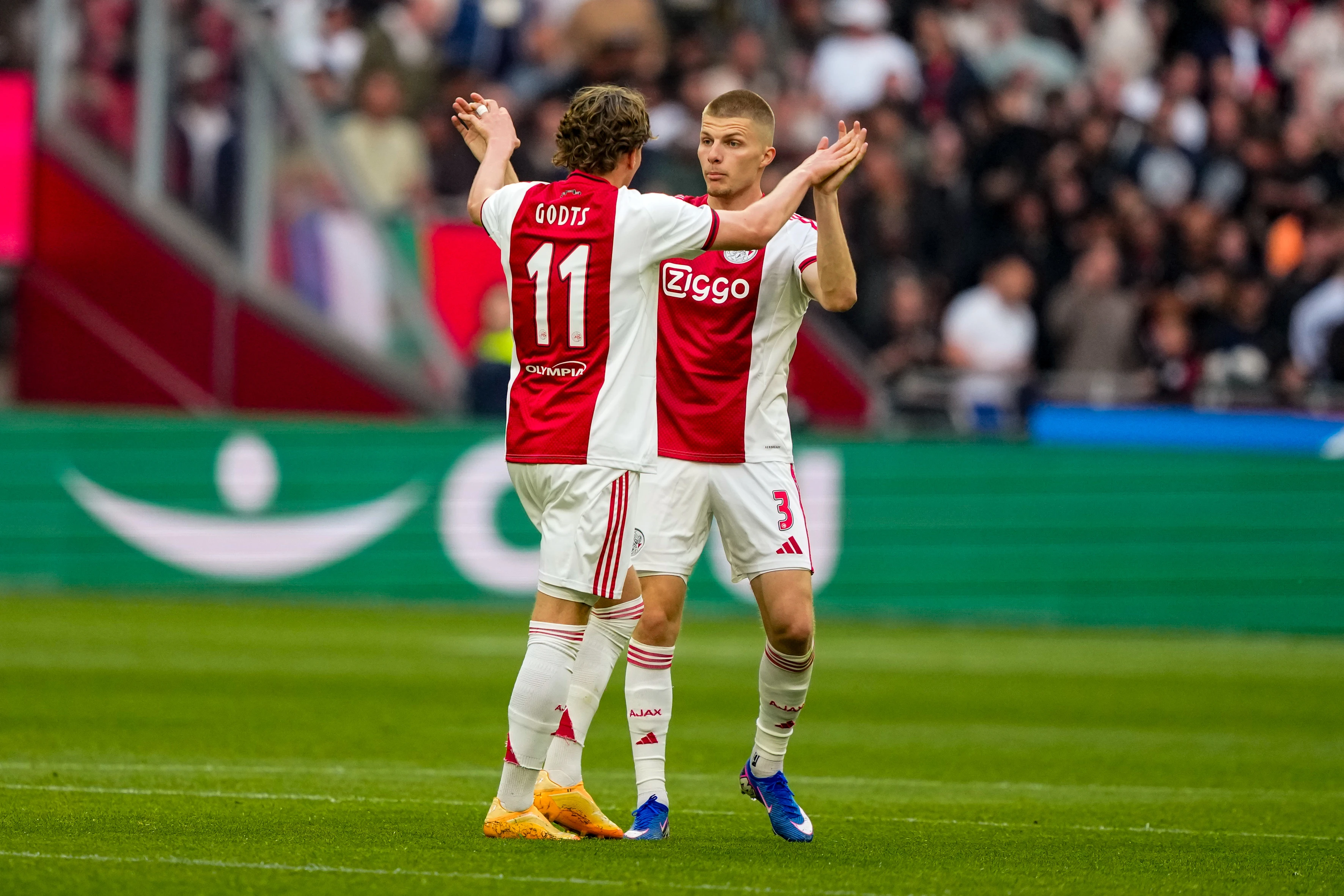 Ajax spelers tijdens Conference League