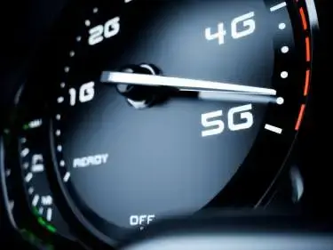 een klok waarop de snelheden in 2, 3, 4 en 5G worden aangegeven