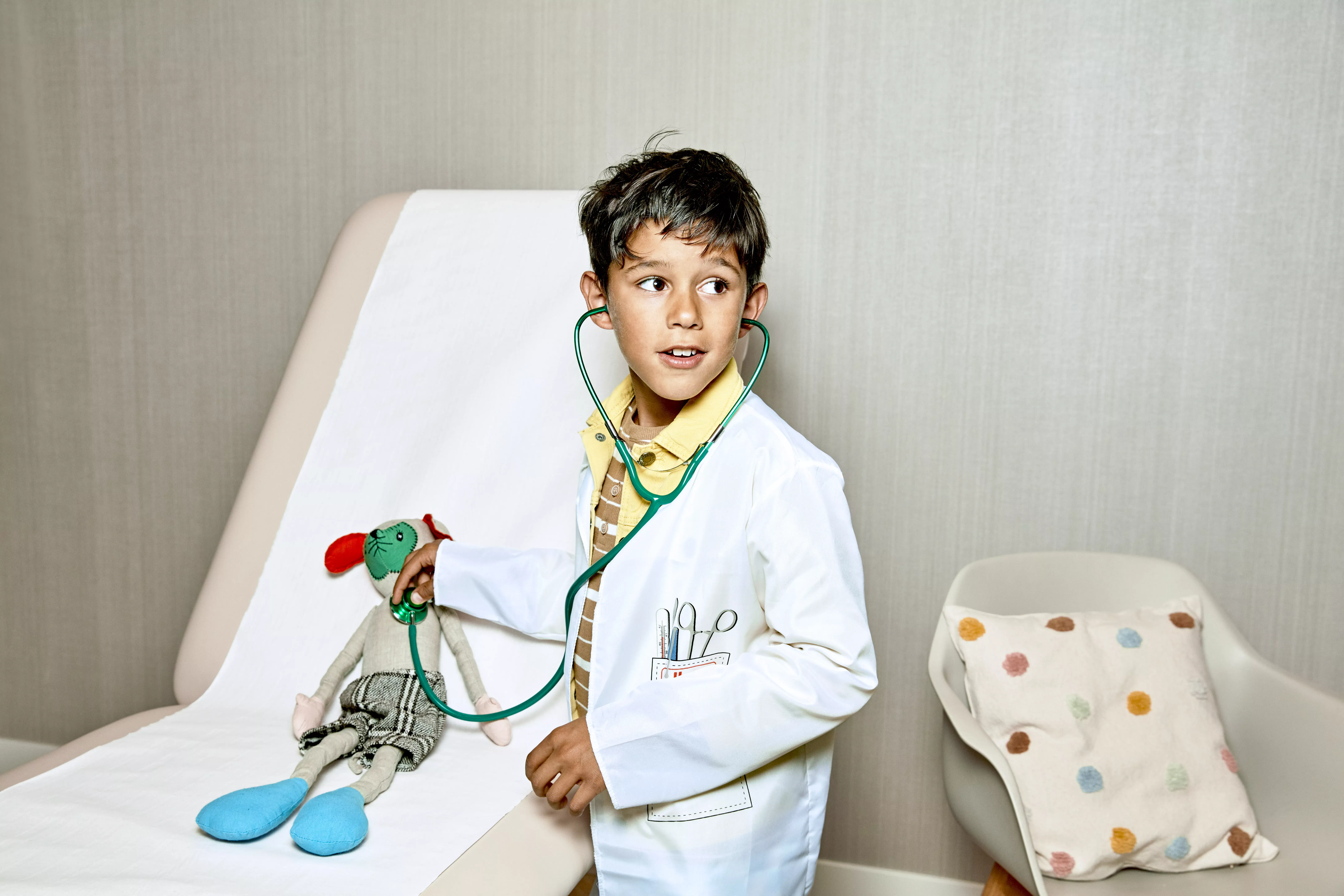 Kind speelt met een stethoscoop in wachtkamer