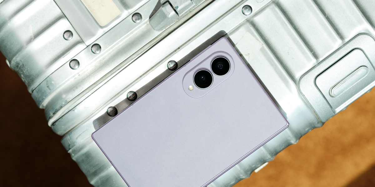 De camera van de Samsung Galaxy Z Fold8 in het paars op een koffer