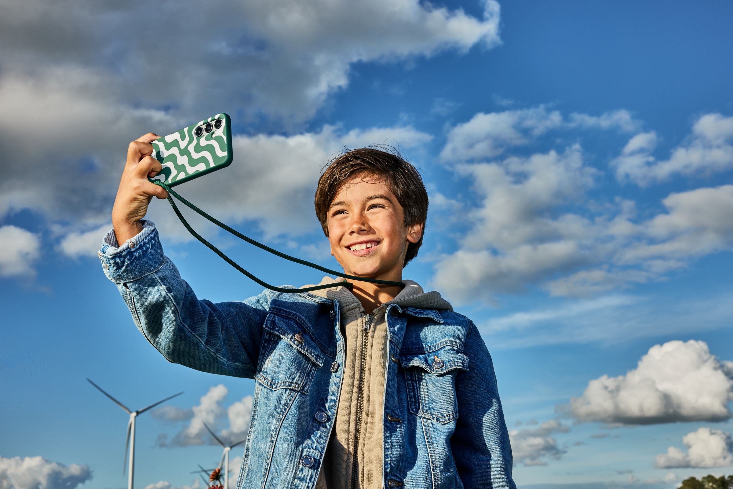 Jongen maakt een selfie in de natuur