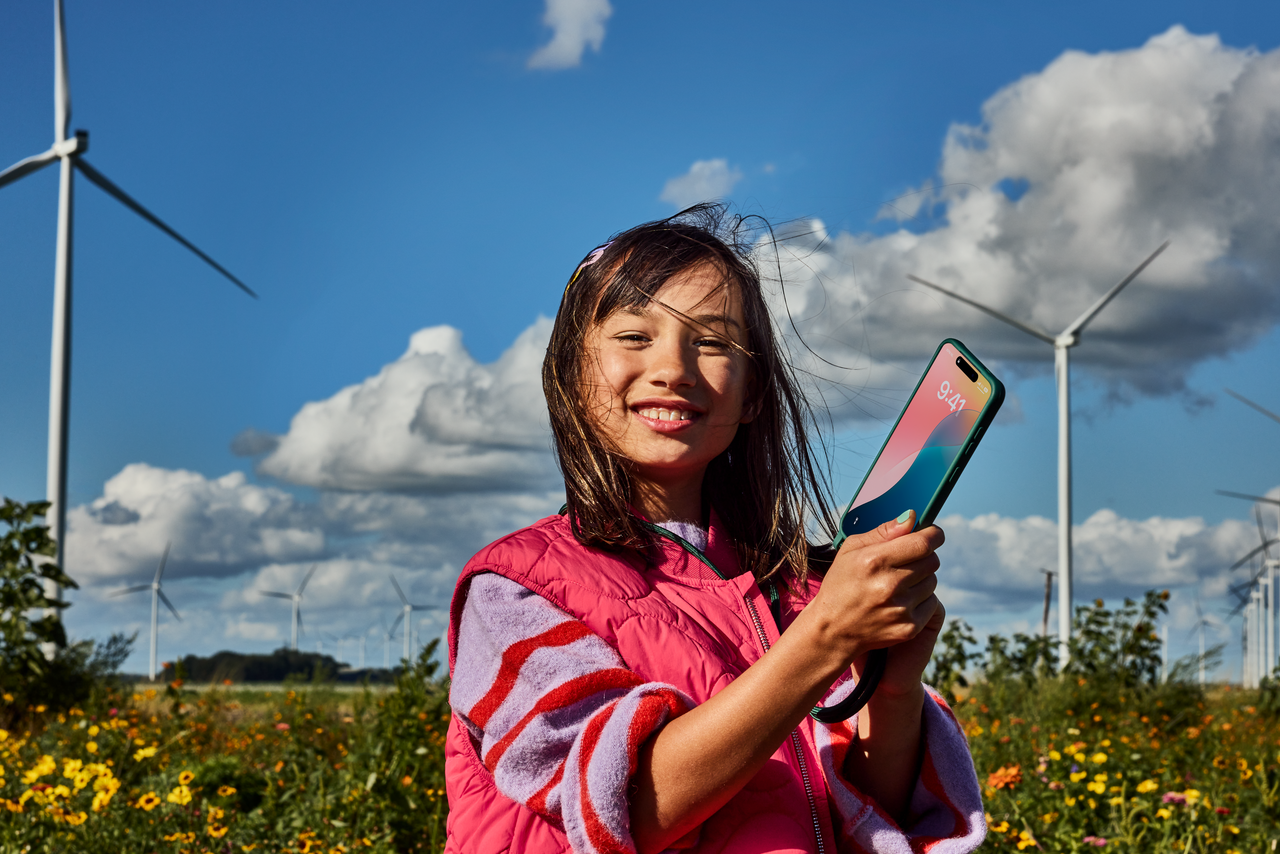 Meisje in de natuur met telefoon in haar hand