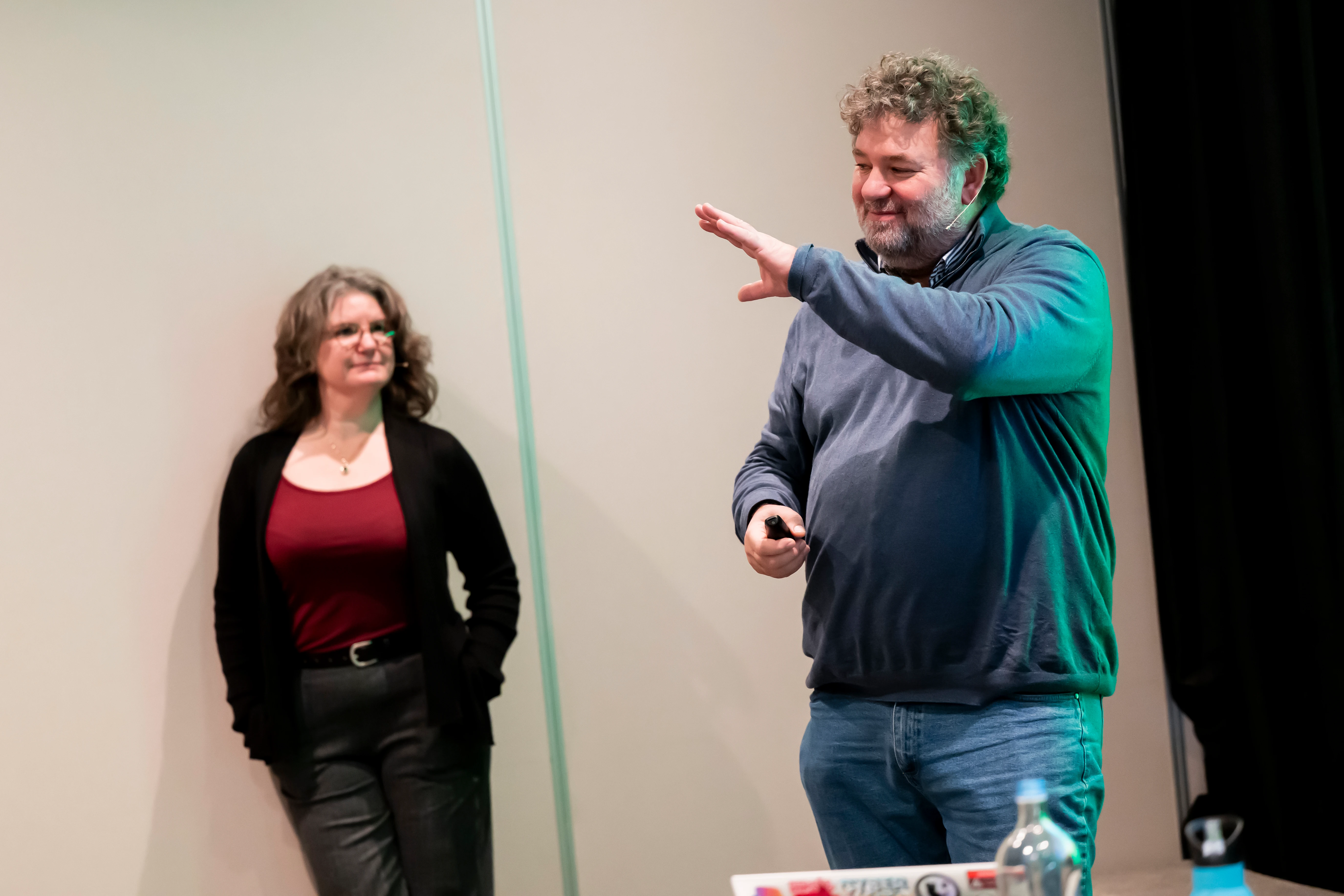 Twee personen geven een presentatie tijdens het NLSecure[ID] event