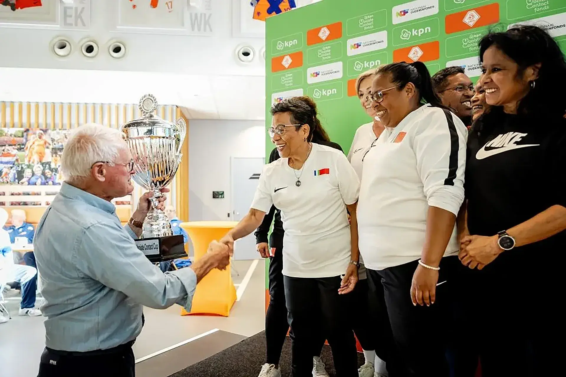 Beker uitreiking aan spelers Walking Footbal team
