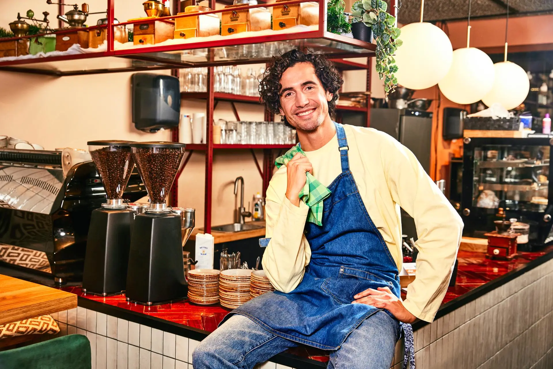 Man lachend op bar van café