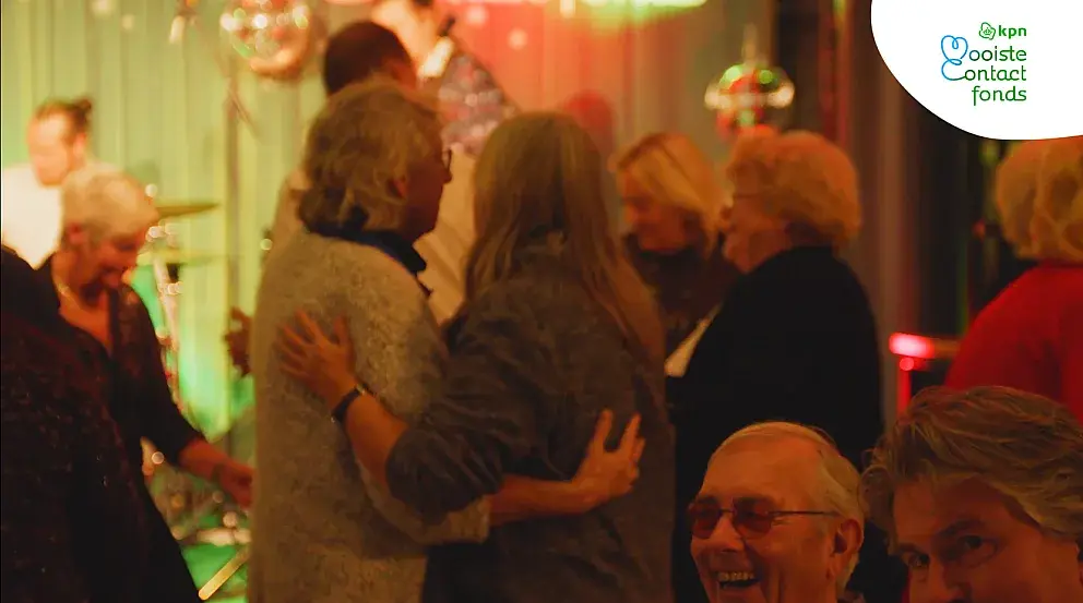 Dansende mensen tijdens MCF kerstdiner