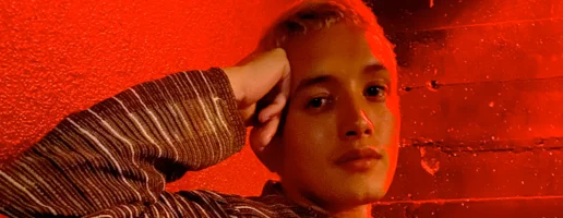Foto van een jonge man in rood licht