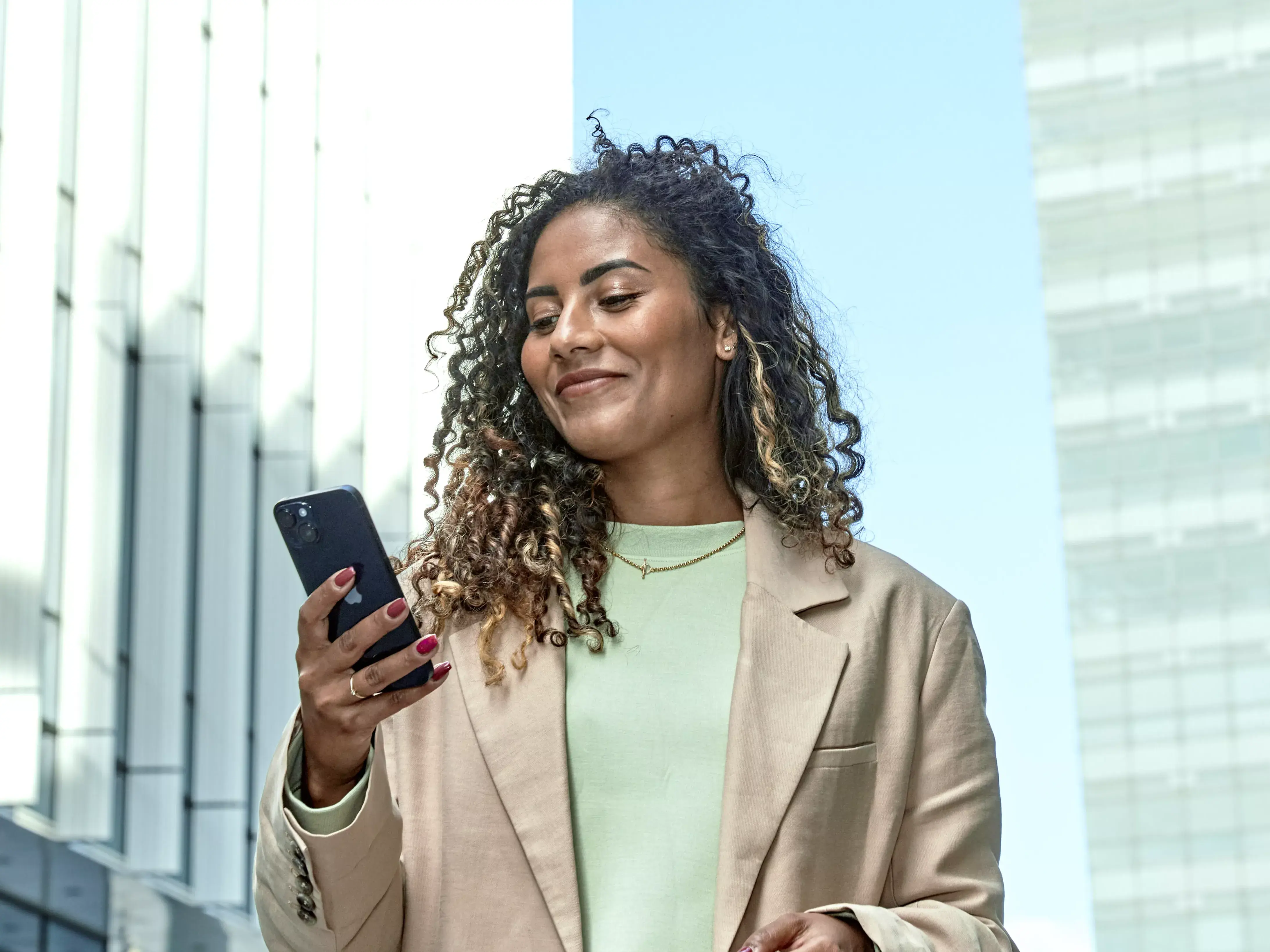 Dame met haar mobiel op weg naar kantoor