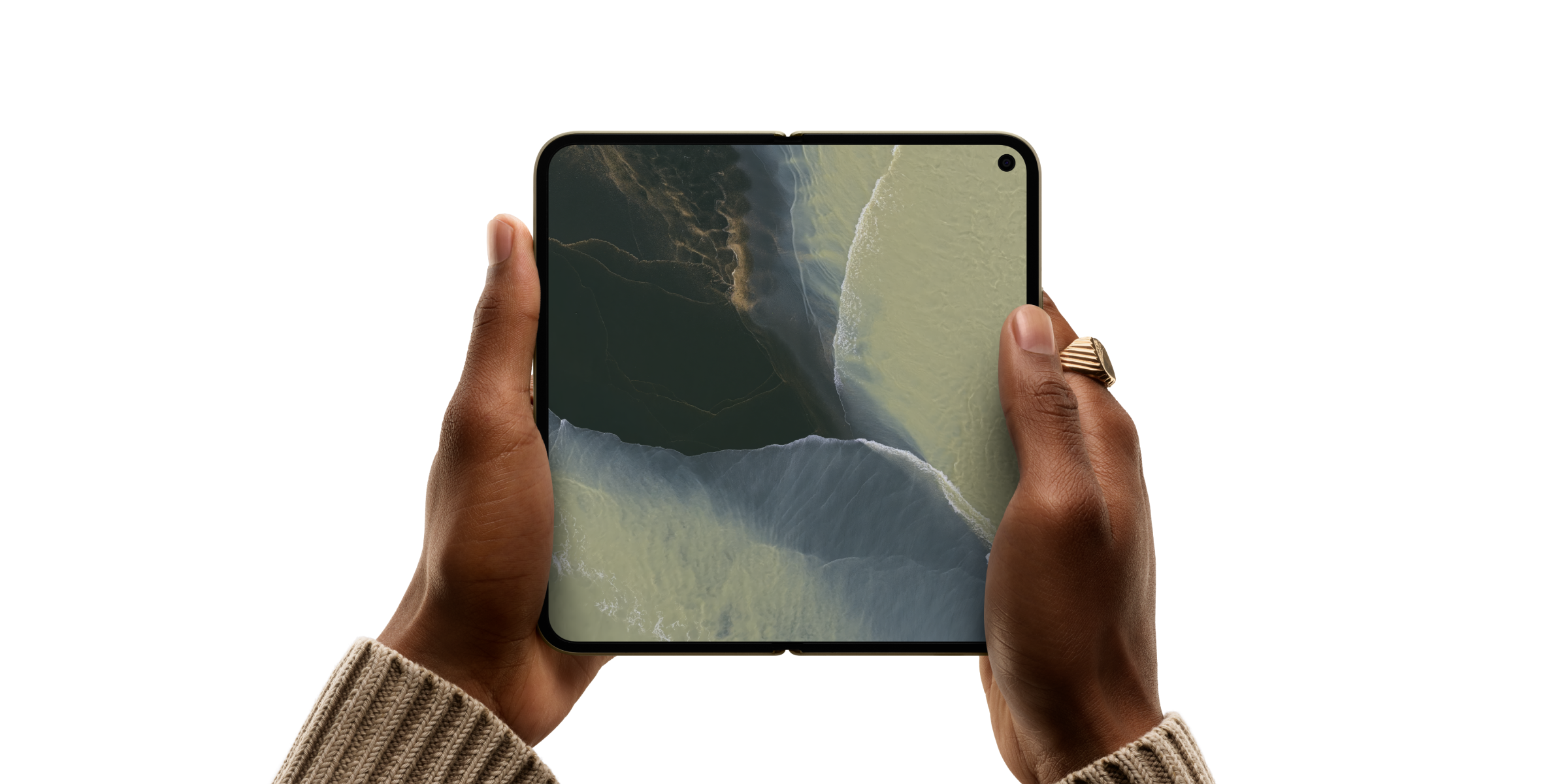 Persoon houdt een opengeklapte groene Google Pixel 11 Pro vast