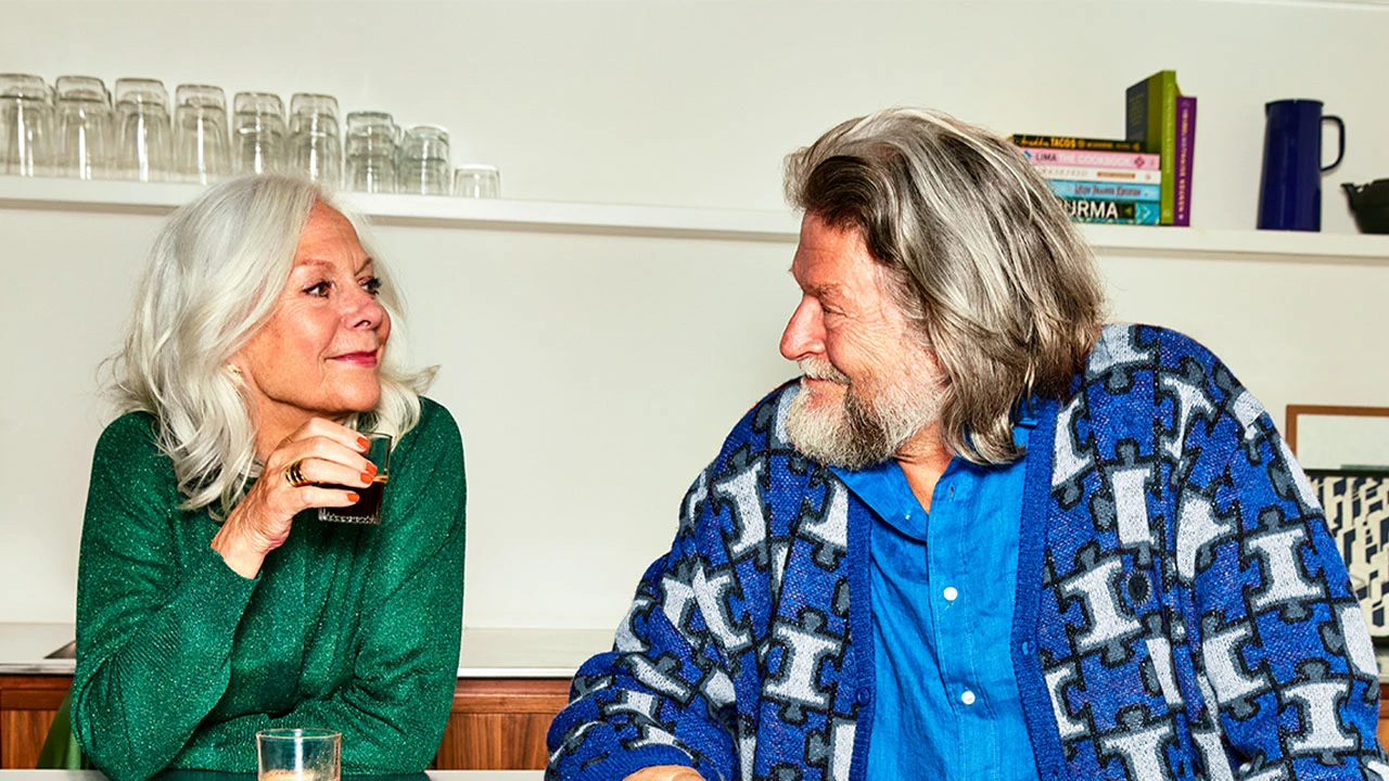 Oudere vrouw en man drinken koffie