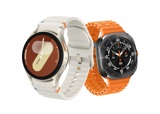 Galaxy Watch7 met wit bandje en Galaxy Watch Ultra oranje bandje