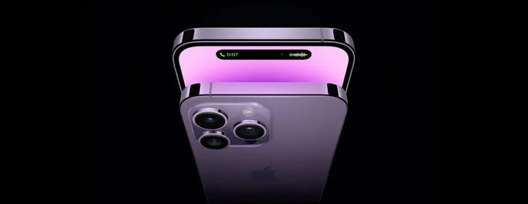 Bovenaanzicht van 2 iPhone's  14 Pro Max die met de voorkant naar elkaar staan