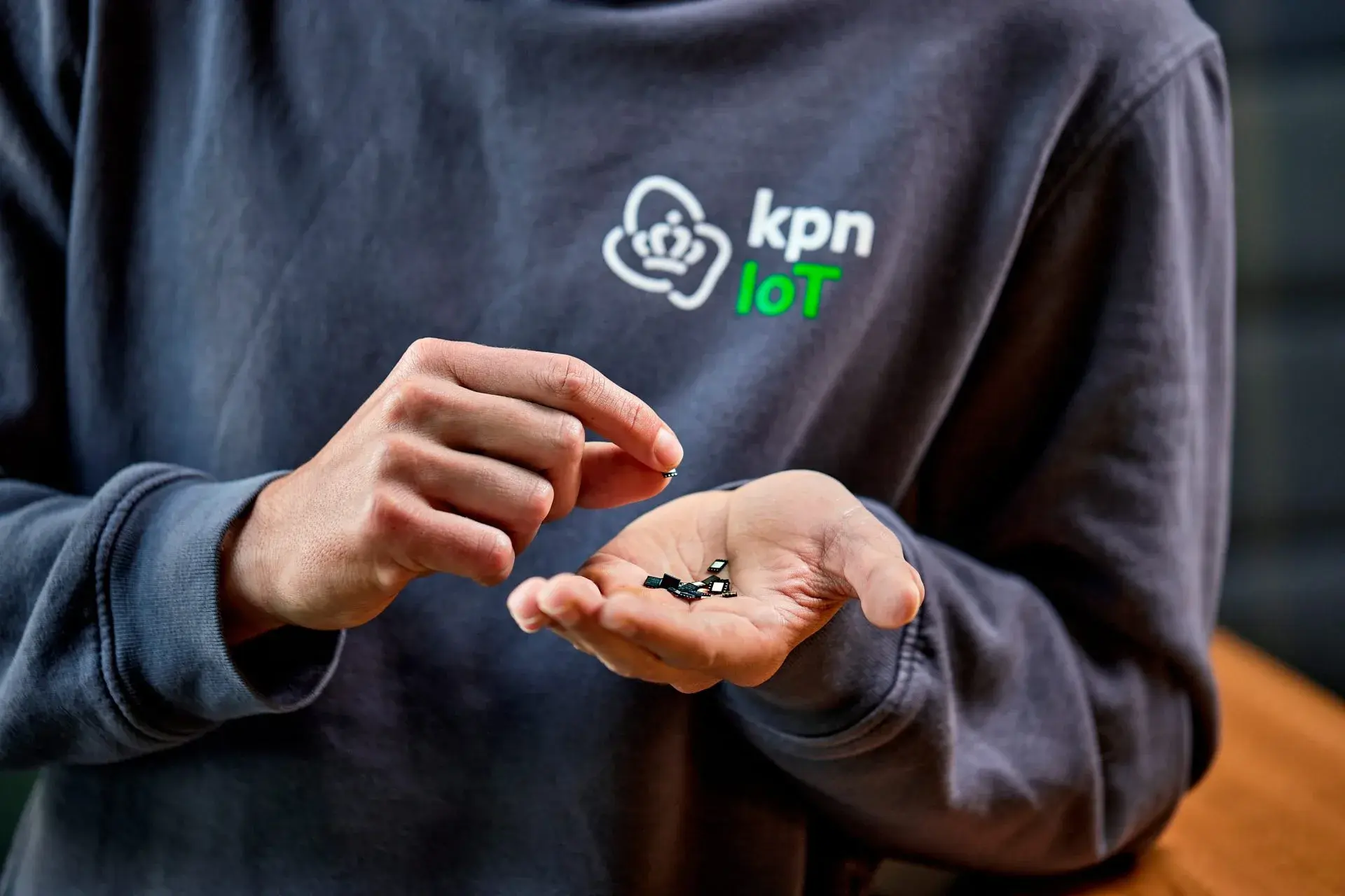 KPN IoT collega met in zijn handen kleine blokjes ter illustraie van IoT