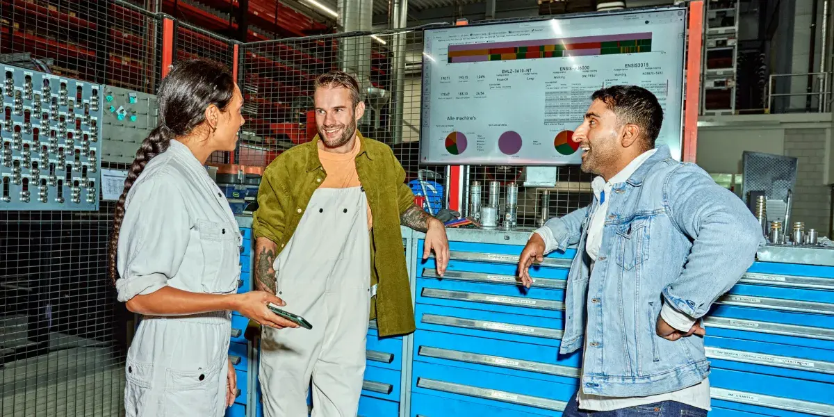 Overleggende mensen staan in werkplaats