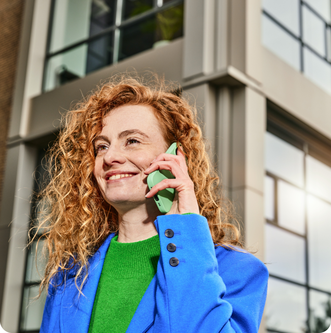 Vrouw aan het bellen op straat