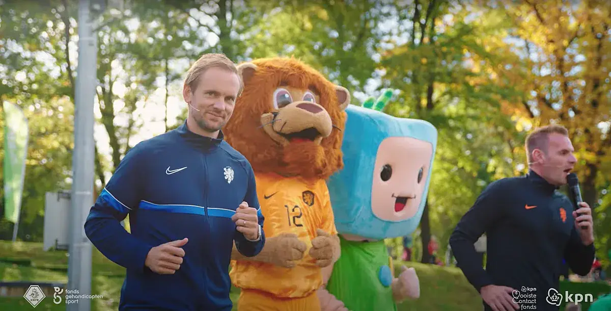 Siem de Jong oud- internatiomal op KPN Voetbalvriendendag met Maatje van klassecontact en de mascotte vande KNVB geven training aan kinderen