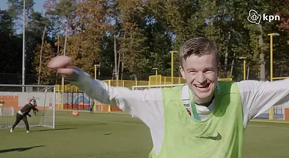 Juichende jongeman op voetbalveld tijdens de allereerste KPN Voetbalvriendendag