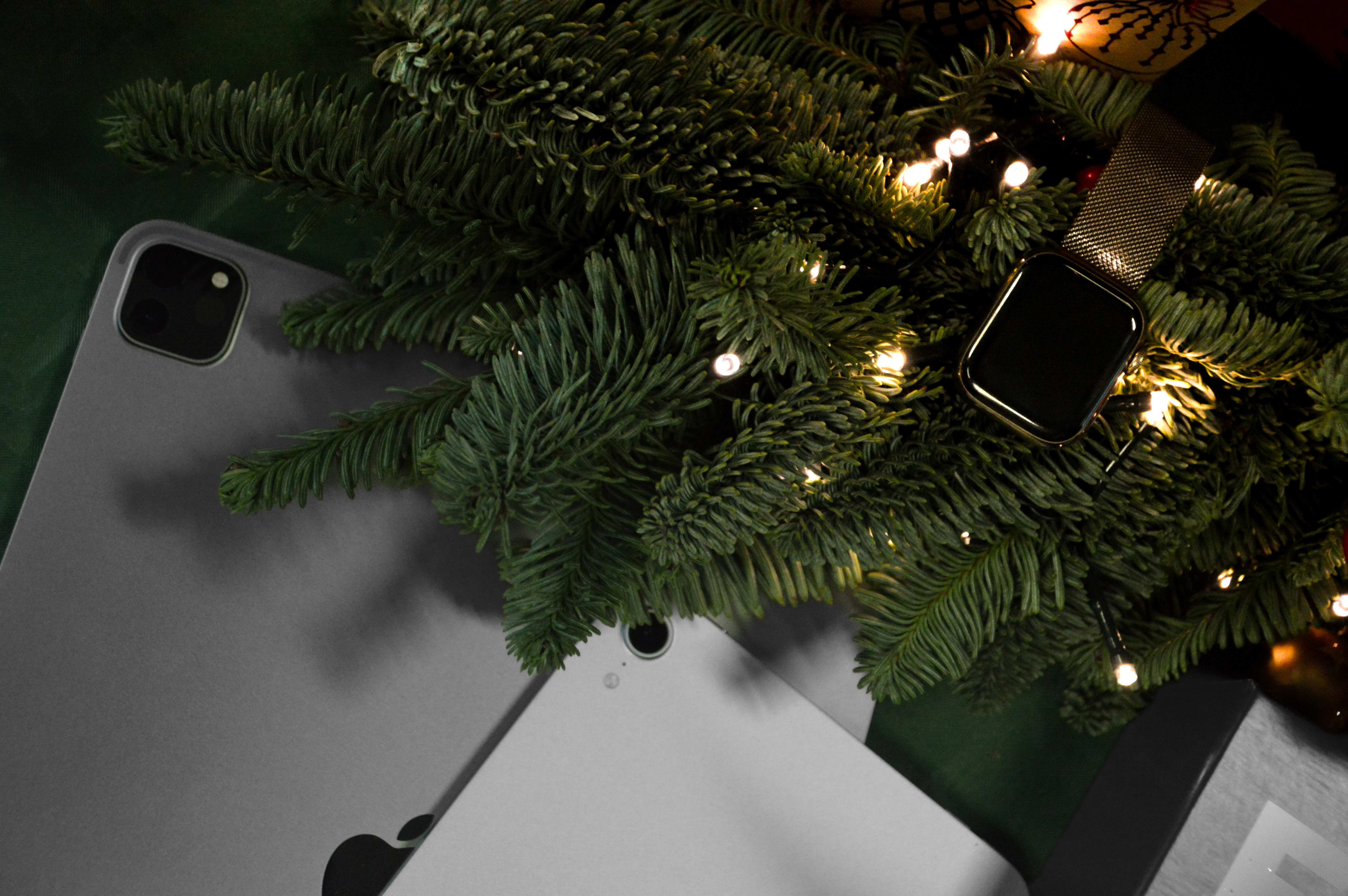 Een slim horloge in de takken van een kerstboom