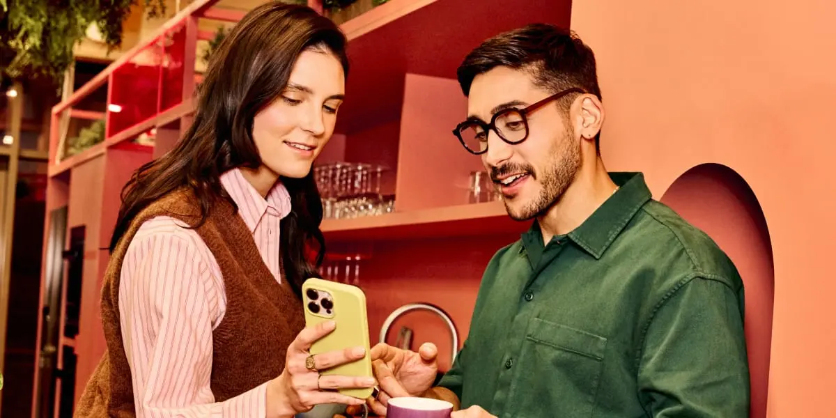 man en vrouw kijken op iPhone Pro