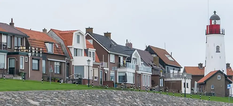 Straat met huizen in Urk 