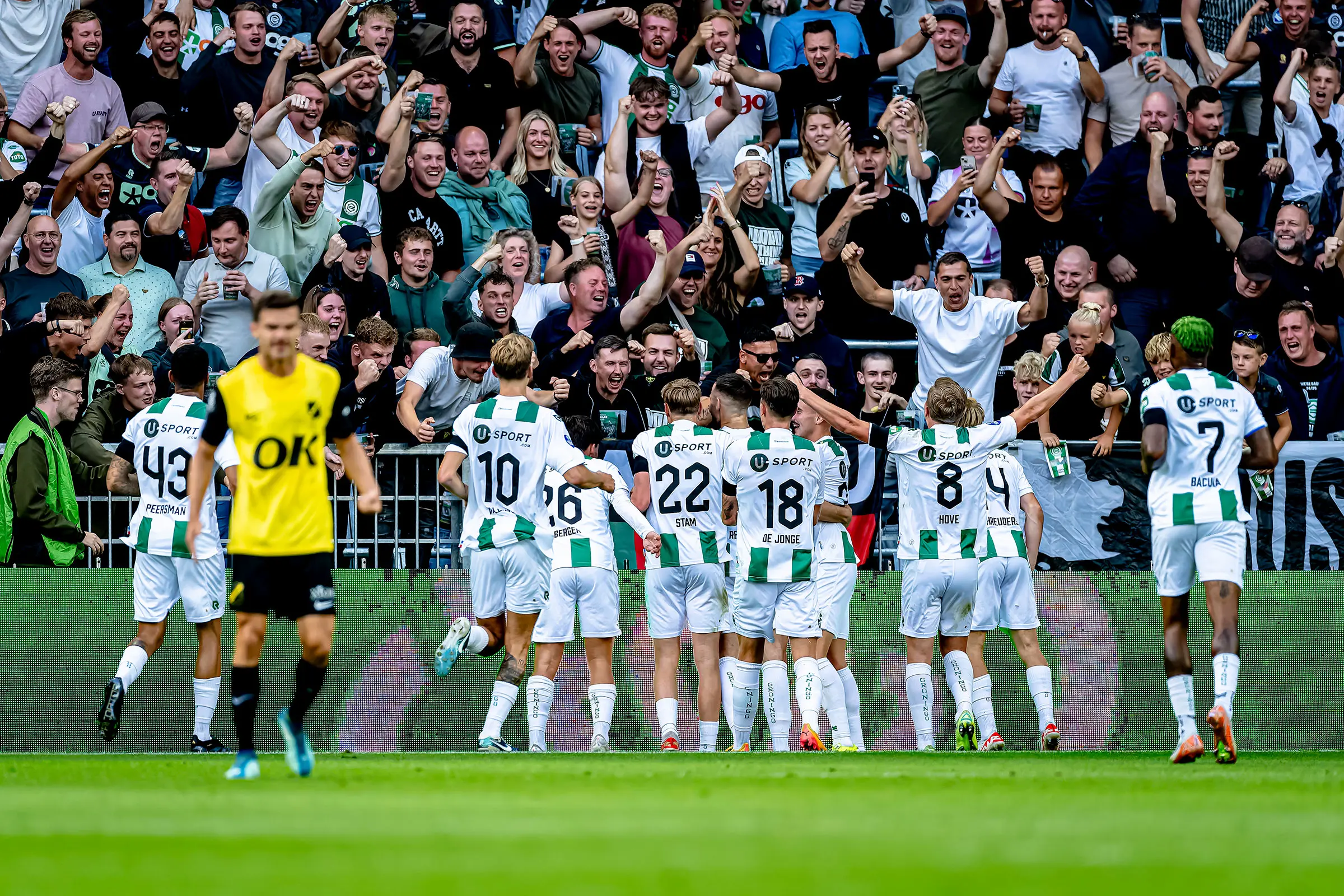 Team van FC Groningen viert feest