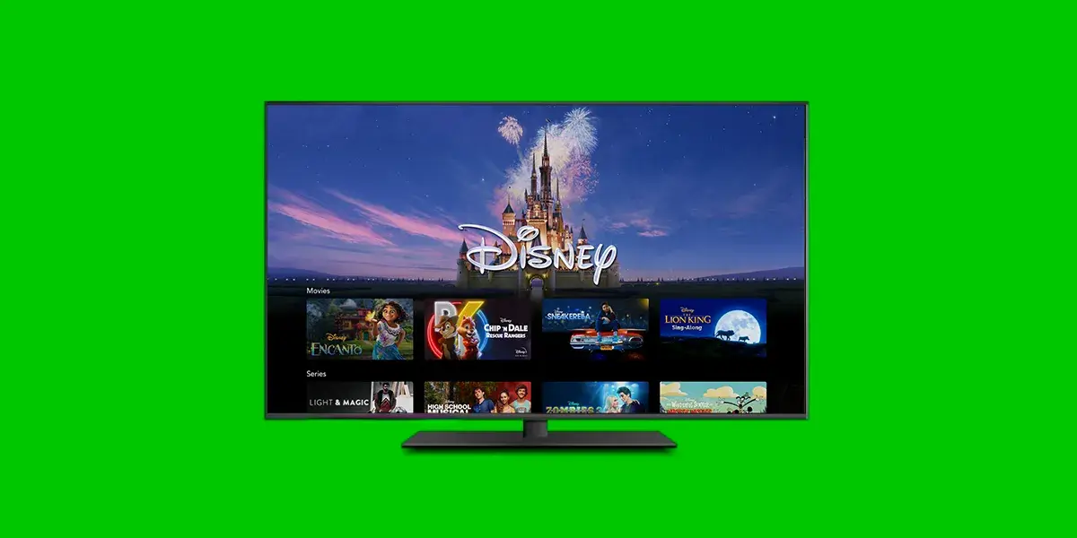 Een televisie met Disney+ op het scherm.