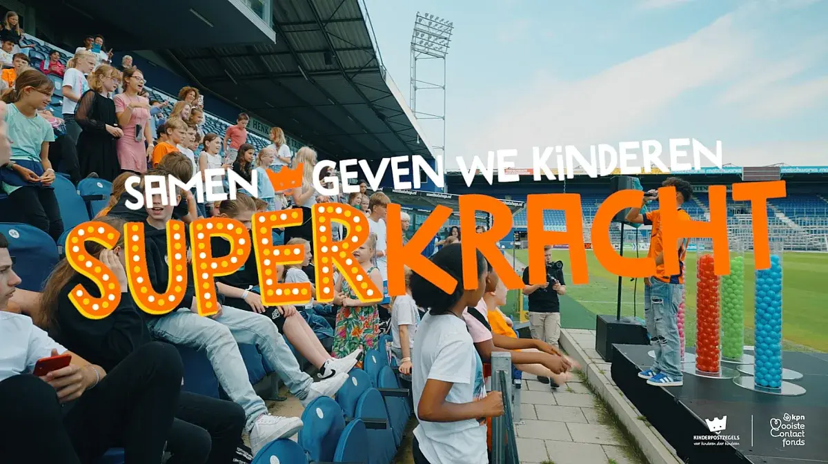 Kinderen in voetbalstadion van PEC Zwolle bij eerste Superkracht dag van Mooiste Contactfonds en Kinderpostzegels