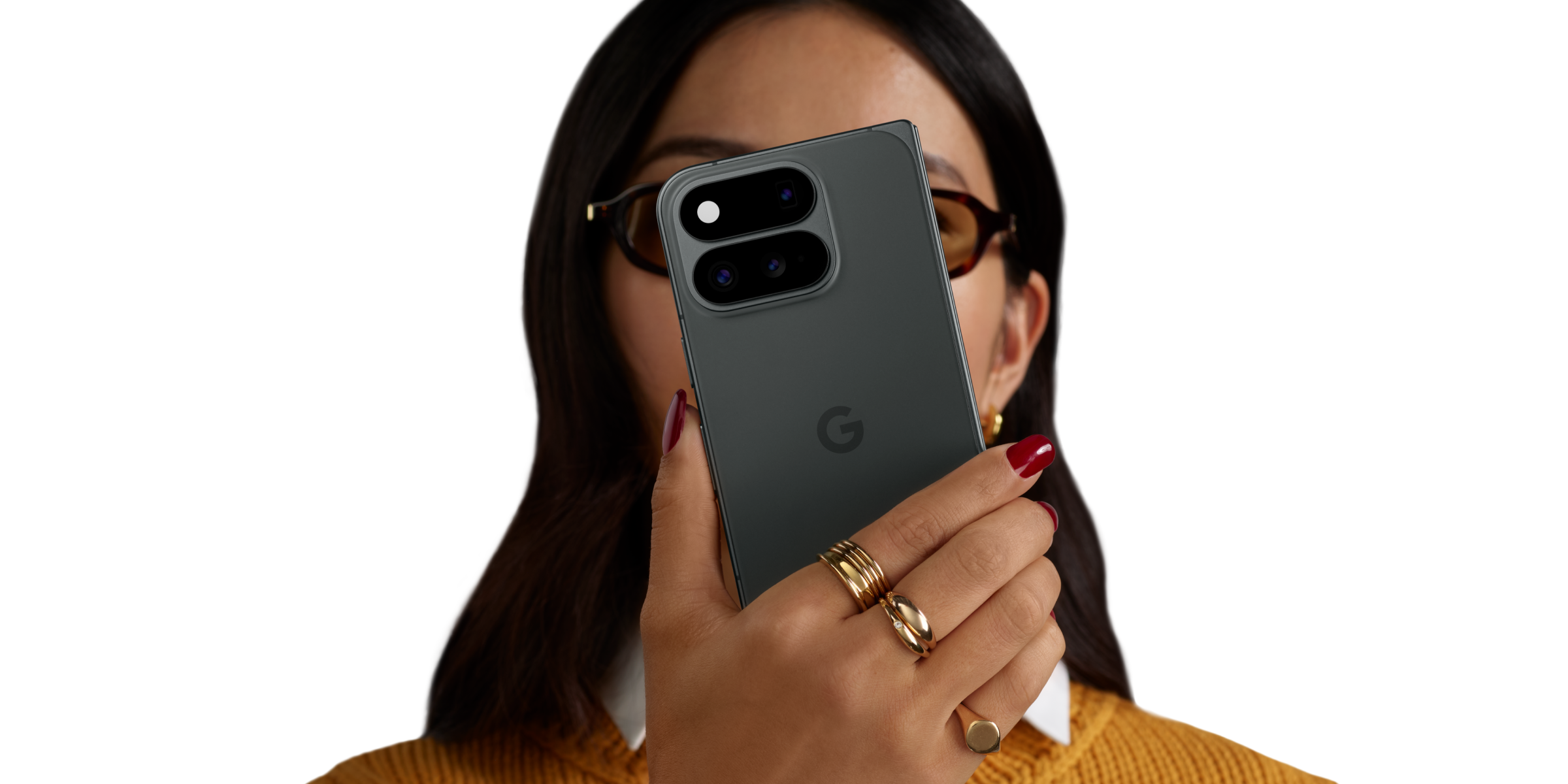 Persoon houdt de Google Pixel 11 Pro Fold voor het gezicht