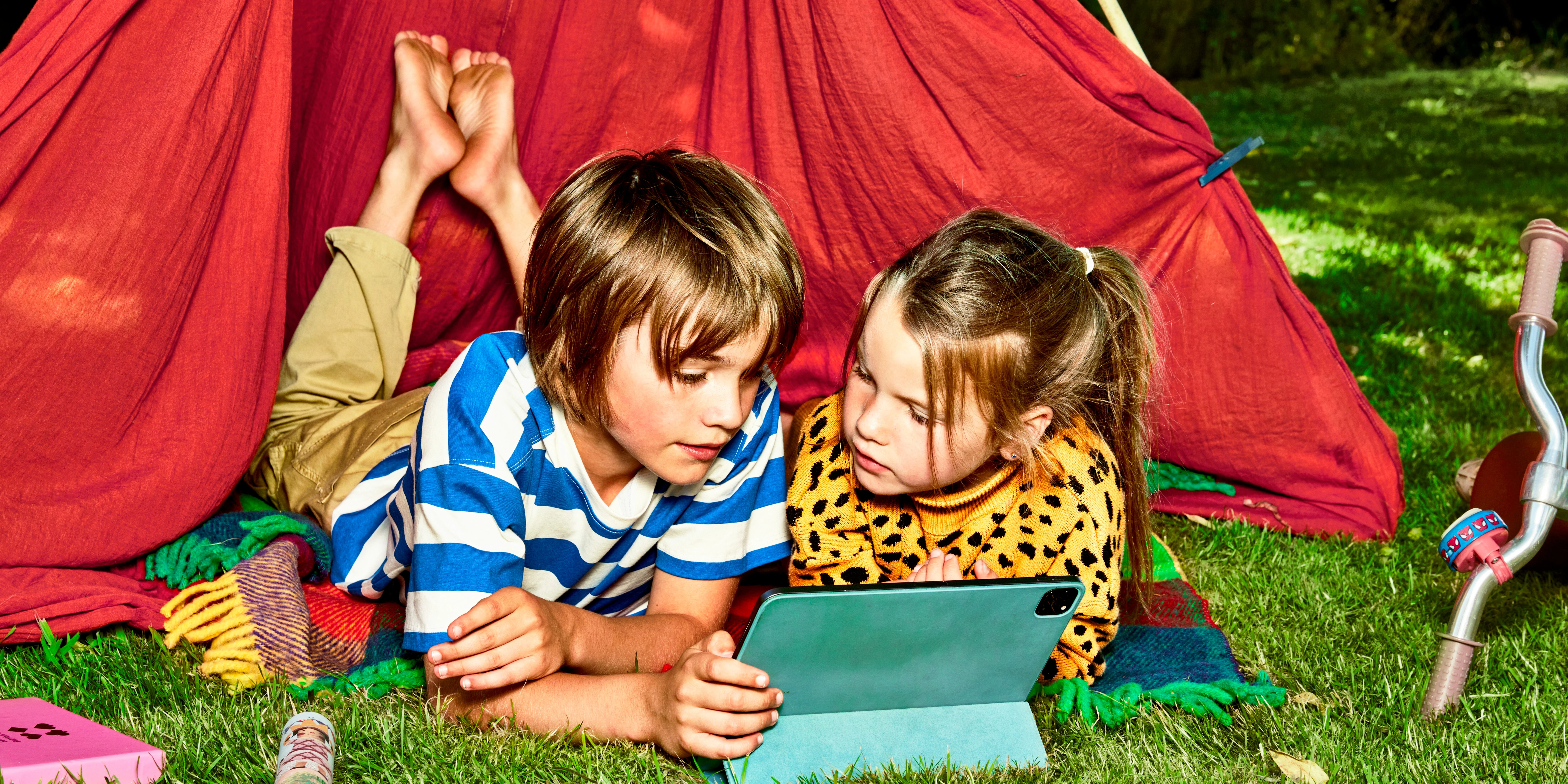 twee kinderen in een tent met tablet