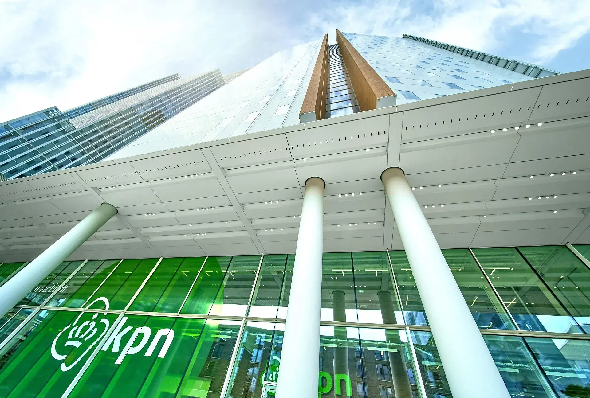KPN hoofdkantoor in Rotterdam op de kop op zuid gebouw de Link