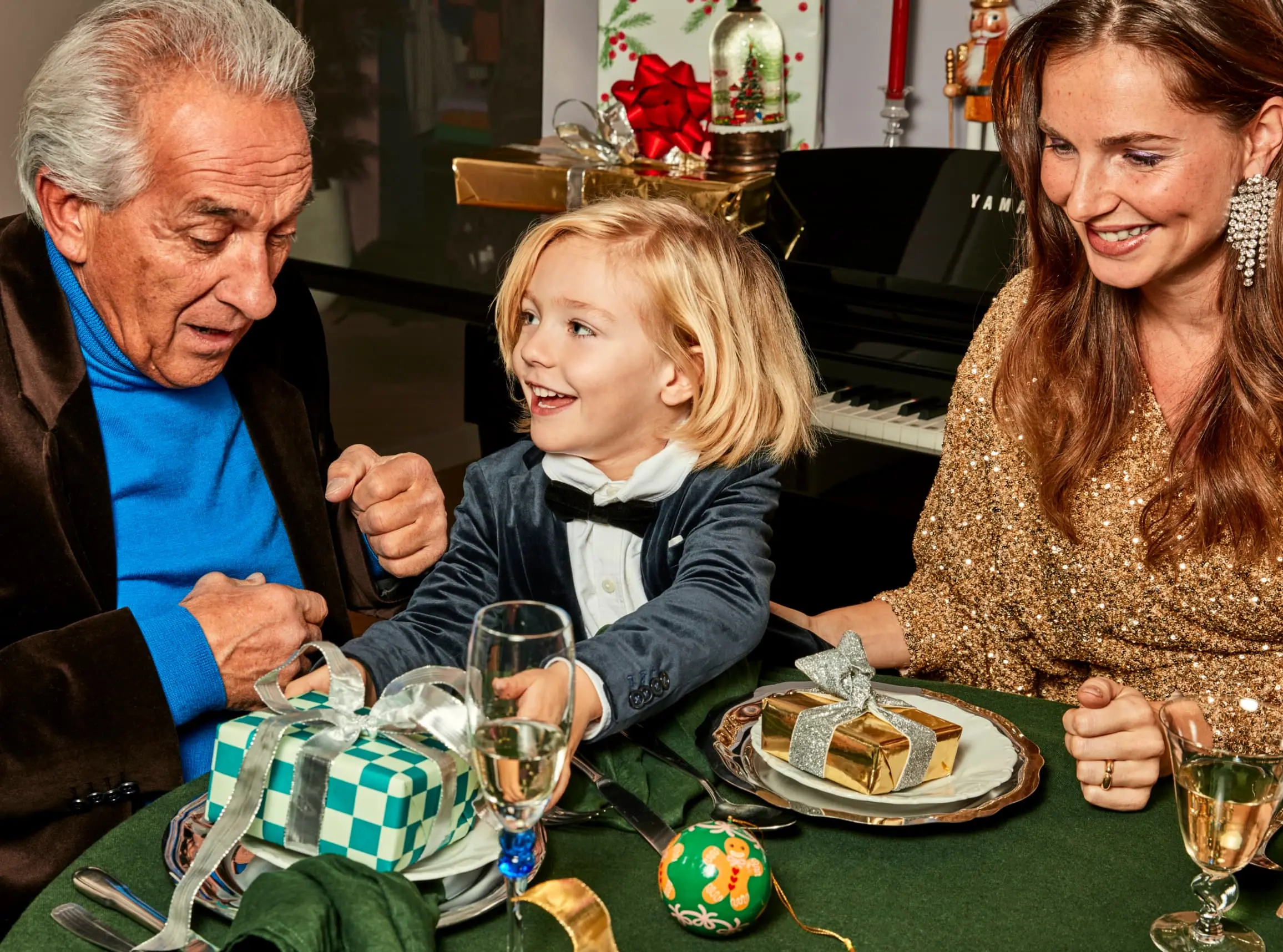 Familie viert kerst aan tafel met cadeautjes