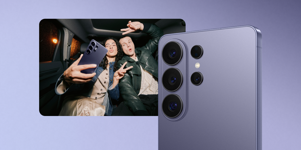 De achterkant van de Samsung Galaxy S26 Ultra met 5 camera's en een foto met 2 mensen die 2 vingers opsteken