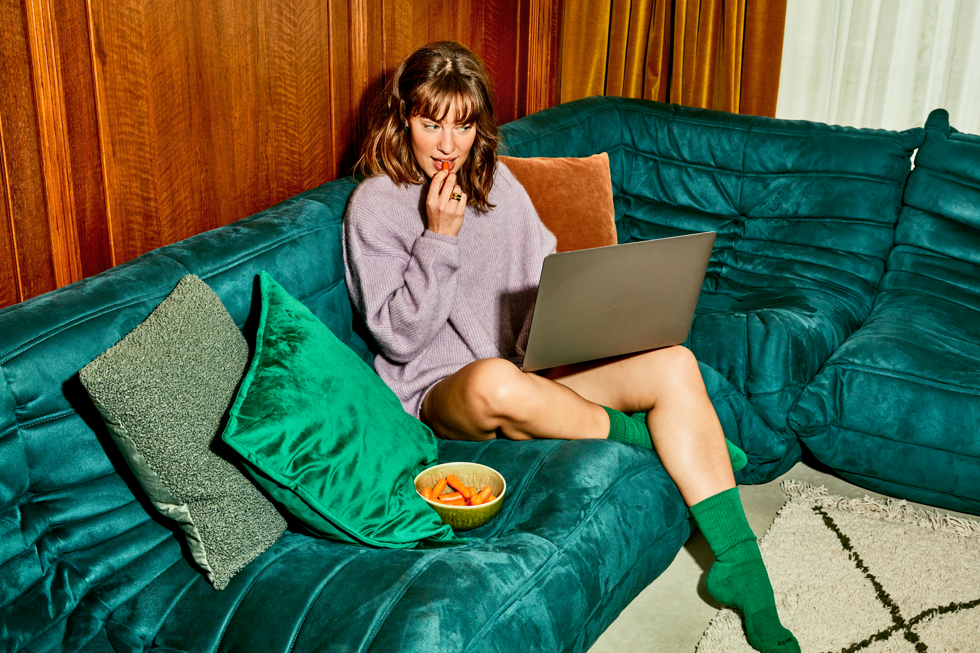 Sfeer: vrouw op bank met laptop