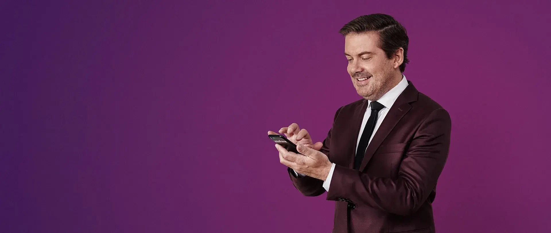 Ruben Nicolai kijkt op telefoon van Youfone
