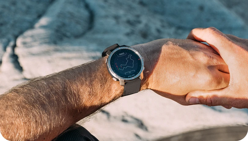 Een Polar horloge om een pols