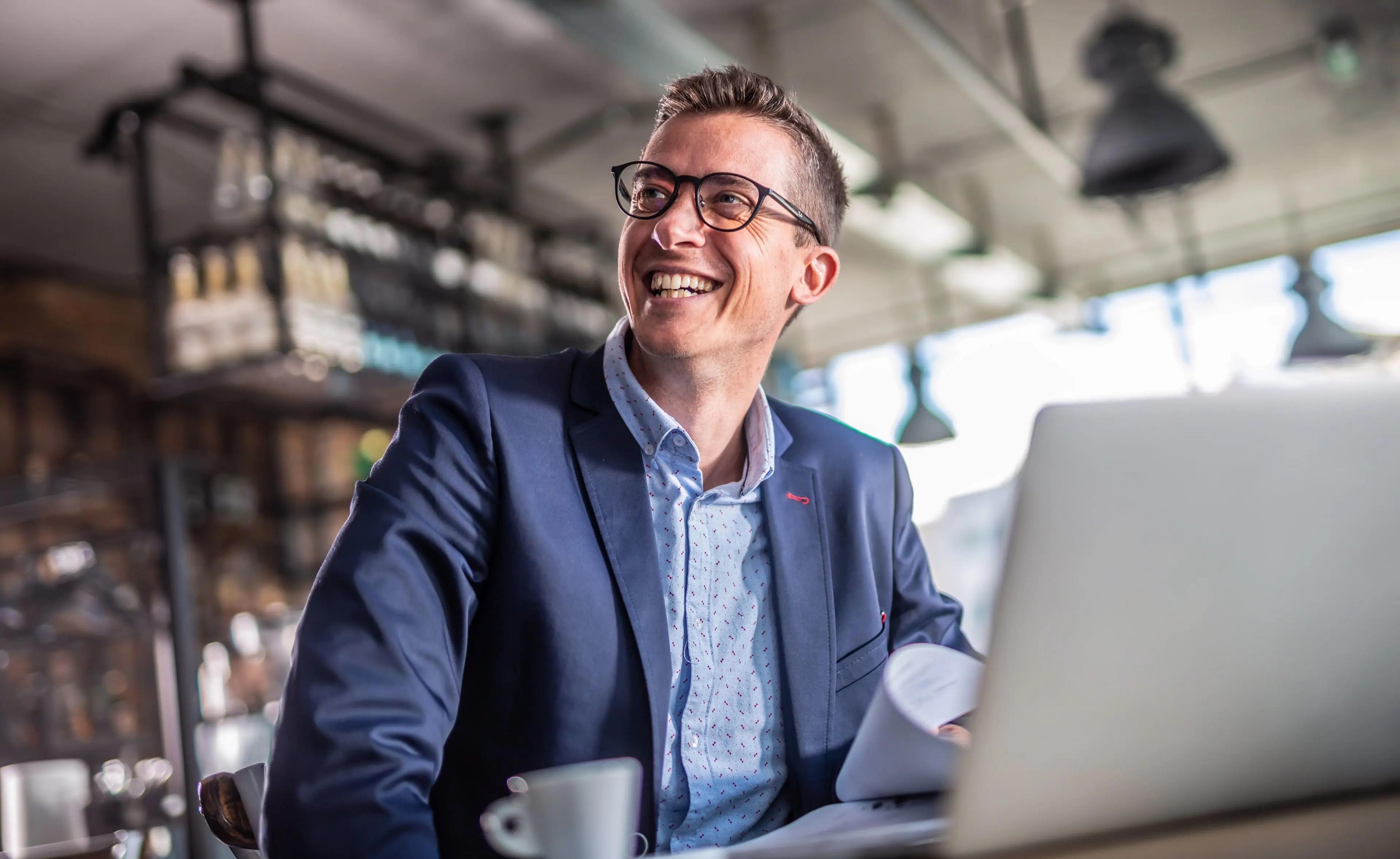 Man werkt aan zijn bureau op zijn laptop.