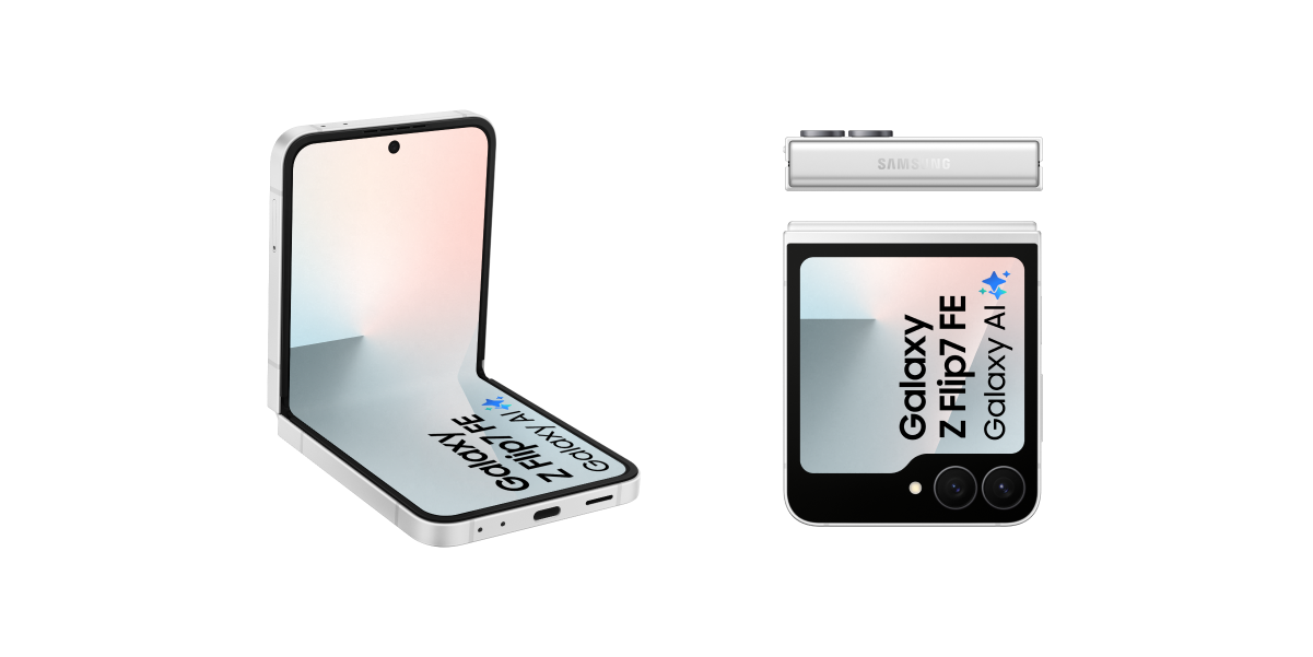 De witte Samsung Galaxy Z Flip7 FE opgeklapt naast een dichtgeklapte