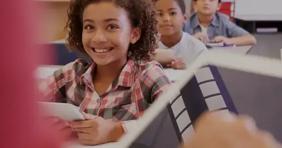 kinderen in de klas met ee ntablet voor zich
